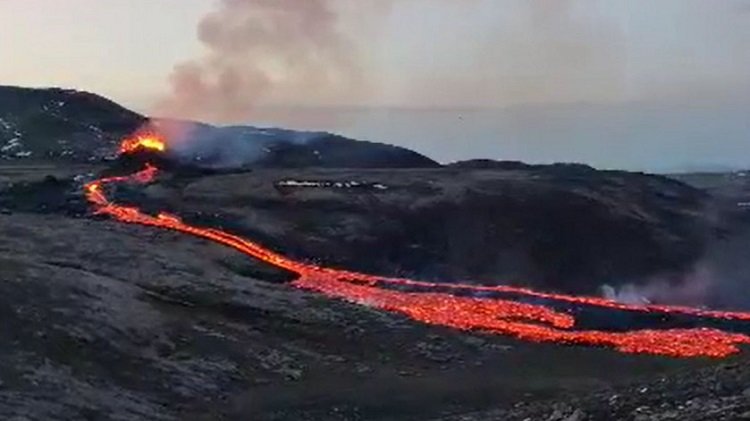 Wisenet camera captures live images of Iceland volcano eruption