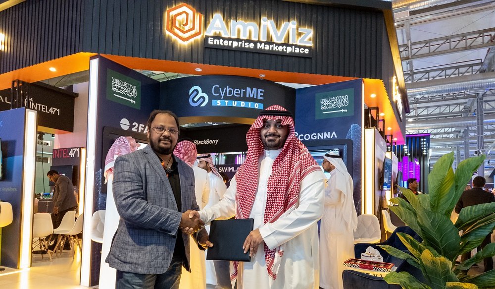 Ilyas Mohamed, COO for AmiViz wth Abdulrahman Bajaber, CEO at CyberME Studio (L to R)